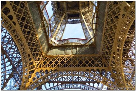 La Torre Eiffel desde debajo