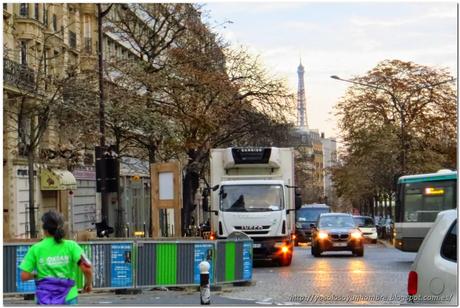 calle de Paris con tráfico y obras