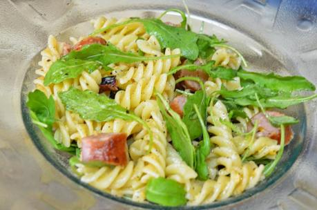 FUSILLI CON RUCULA Y SALCHICHAS