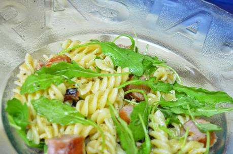FUSILLI CON RUCULA Y SALCHICHAS
