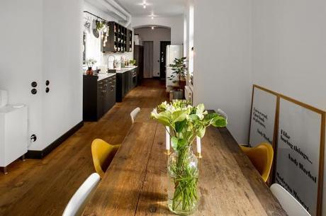 Cocina de forma rectangular sillas Serie 7 de Fritz Hansen sillas Eames DAX de Vitra muebles de diseño estilo nórdico decoración de salones decoración de comedores cocinas nórdicas negro y blanco cocinas modernas negras cocinas alargadas rectangulares