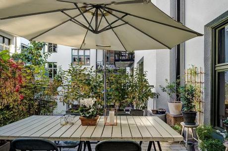 Cocina de forma rectangular sillas Serie 7 de Fritz Hansen sillas Eames DAX de Vitra muebles de diseño estilo nórdico decoración de salones decoración de comedores cocinas nórdicas negro y blanco cocinas modernas negras cocinas alargadas rectangulares