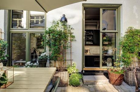 Cocina de forma rectangular sillas Serie 7 de Fritz Hansen sillas Eames DAX de Vitra muebles de diseño estilo nórdico decoración de salones decoración de comedores cocinas nórdicas negro y blanco cocinas modernas negras cocinas alargadas rectangulares