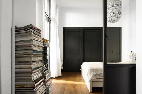 Cocina de forma rectangular sillas Serie 7 de Fritz Hansen sillas Eames DAX de Vitra muebles de diseño estilo nórdico decoración de salones decoración de comedores cocinas nórdicas negro y blanco cocinas modernas negras cocinas alargadas rectangulares