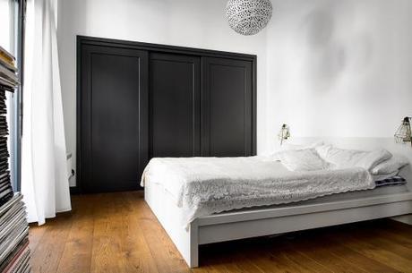 Cocina de forma rectangular sillas Serie 7 de Fritz Hansen sillas Eames DAX de Vitra muebles de diseño estilo nórdico decoración de salones decoración de comedores cocinas nórdicas negro y blanco cocinas modernas negras cocinas alargadas rectangulares