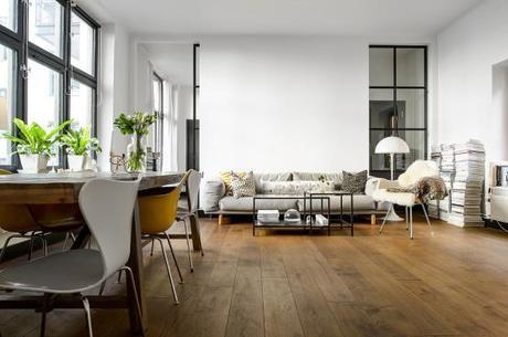 Cocina de forma rectangular sillas Serie 7 de Fritz Hansen sillas Eames DAX de Vitra muebles de diseño estilo nórdico decoración de salones decoración de comedores cocinas nórdicas negro y blanco cocinas modernas negras cocinas alargadas rectangulares