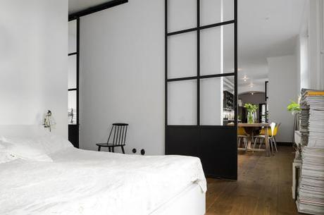 Cocina de forma rectangular sillas Serie 7 de Fritz Hansen sillas Eames DAX de Vitra muebles de diseño estilo nórdico decoración de salones decoración de comedores cocinas nórdicas negro y blanco cocinas modernas negras cocinas alargadas rectangulares