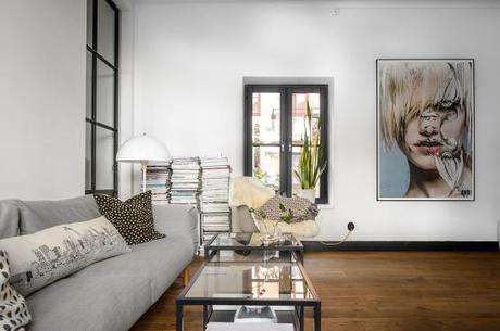 Cocina de forma rectangular sillas Serie 7 de Fritz Hansen sillas Eames DAX de Vitra muebles de diseño estilo nórdico decoración de salones decoración de comedores cocinas nórdicas negro y blanco cocinas modernas negras cocinas alargadas rectangulares