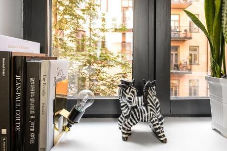 Cocina de forma rectangular sillas Serie 7 de Fritz Hansen sillas Eames DAX de Vitra muebles de diseño estilo nórdico decoración de salones decoración de comedores cocinas nórdicas negro y blanco cocinas modernas negras cocinas alargadas rectangulares