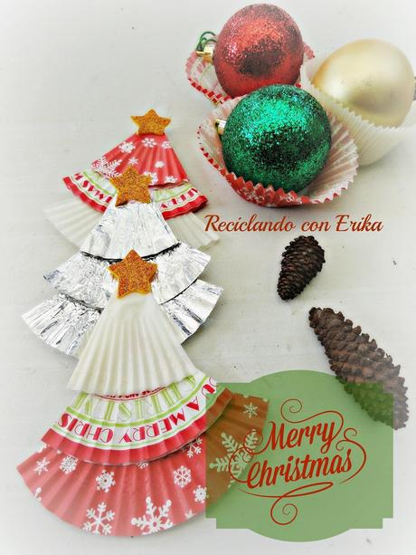 Arbolitos de Navidad hechos con papelitos de Cup Cake