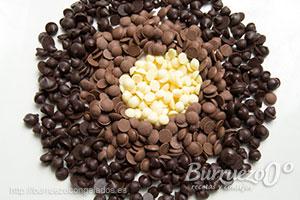 Diferentes variedades de chocolate: puro, blanco y con leche
