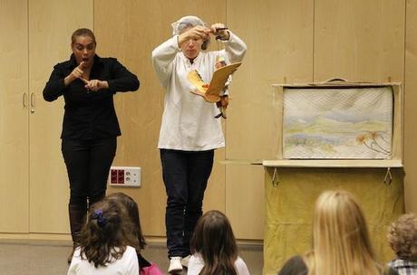 El ayuntamiento de Sant Joan Despí ha incorporado el lenguaje de signos a las sesiones infantiles de la hora del cuento de las bibliotecas