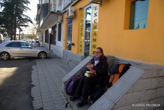 BEA HACIENDO LOS BOCATAS EN LA ESTACIÓN DE AUTOBUSES DE KUTAISI