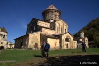 BEA Y JORGE EN EL MONASTERIO DE GELATI EN KUTAISI