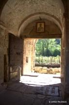 PUERTA DE ENTRADA AL MONASTERIO DE GELATI EN KUTAISI, ABAJO LA TUMBA DE DAVID IV EL CONSTRUCTOR