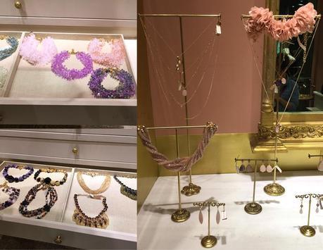 Espejos dorados, brillos y tonos empolvados... contienen su colección de grandes collares, por ejemplo.