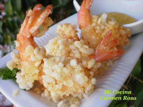 LANGOSTINOS MARINADOS EN SALSA DE SOJA Y LIMON CON CRUJIENTE DE PAN DE GAMBAS ACOMPAÑADOS DE SALSA DE MANGO Y CURRY