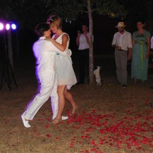 La historia de un vestido de boda minimalista Bailando Tango con el vestido corto.