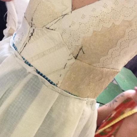 La historia de un vestido de boda minimalista Detalles del corpiño del vestido de novia minimalista