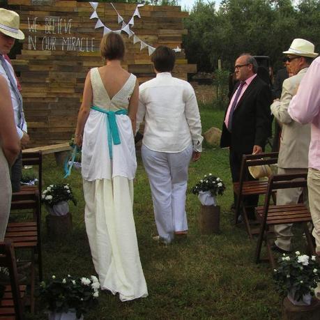 La historia de un vestido de boda minimalista Vestido completo desde atrás.