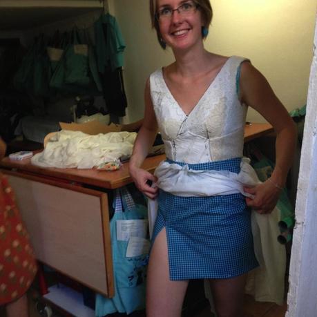 La historia de un vestido de boda minimalista El forro del vestido corto, para dar un toque de color. Detrás sigue el bolsillo de la camisa original para guardar cositas.