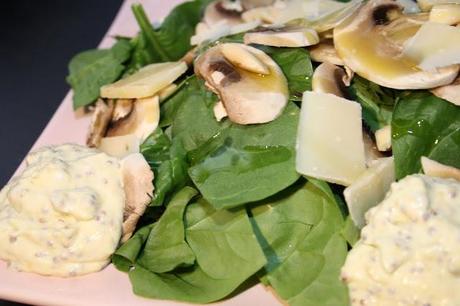 ENSALADA DE ESPINACAS, CHAMPIÑONES Y SALSA DE MOSTAZA.