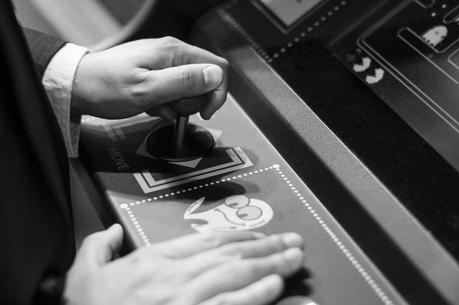 Nuestro colaborador Ricardo Suárez (Anchuela) aprovechó para echar una partida a la recreativa de Pacman