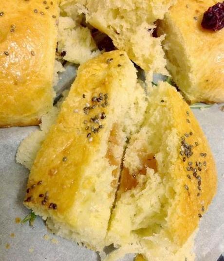 CORONA DE BRIOCHE RELLENA DE DULCE DE MEMBRILLO Y ARÁNDANOS ROJOS