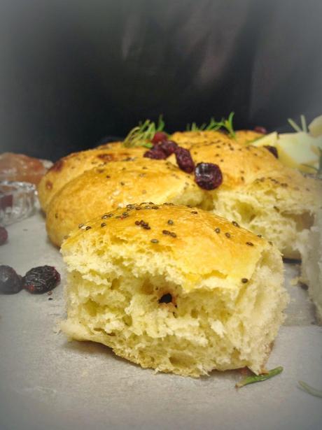 CORONA DE BRIOCHE RELLENA DE DULCE DE MEMBRILLO Y ARÁNDANOS ROJOS