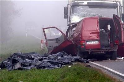 Un choque frontal entre un camión y una furgoneta causa 18 muertos en Polonia