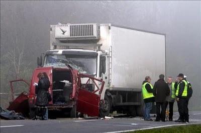 Un choque frontal entre un camión y una furgoneta causa 18 muertos en Polonia