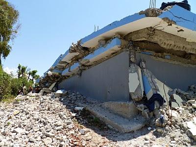 DESESCOMBRANDO HAITÍ