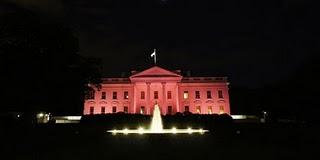 La Casa Blanca de rosa para concienciar sobre el cáncer de mama a la población