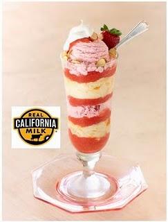 Helado de vainilla de California y frutas