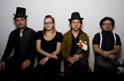 Un Año Quebrado - Hello Seahorse!