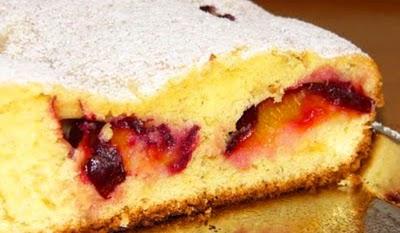 Bizcocho de ciruelas y queso, con fruta de temporada