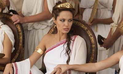 Cameron podría dirigir a Angelina en un biopic de Cleopatra