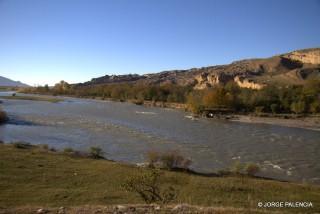 RÍO MTKAVARI CON UPLISTSIKHE AL FONDO