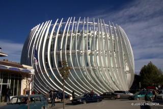 EDIFICIO MODERNO JUNTO A LA ESTACIÓN DE AUTOBUSES DE GORI
