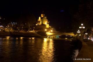 IGLESIA DE METEKHI EN TBILISI POR LA NOCHE