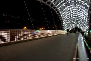 PUENTE MODERNO EN TBILISI