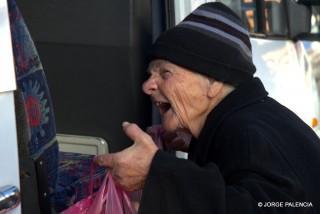 VENDEDORA AMBULANTE EN LA ESTACIÓN DE AUTOBUSES DE KUTAISI