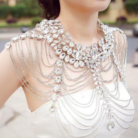 collar sobre los hombros