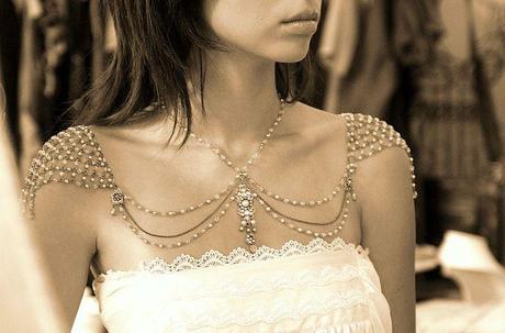 collar sobre los hombros