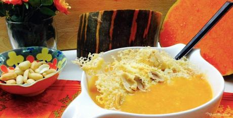 Sopa de calabaza con crujiente de queso y cacahuetes