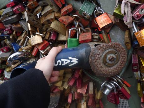 El puente del “amor” (candados) en Colonia