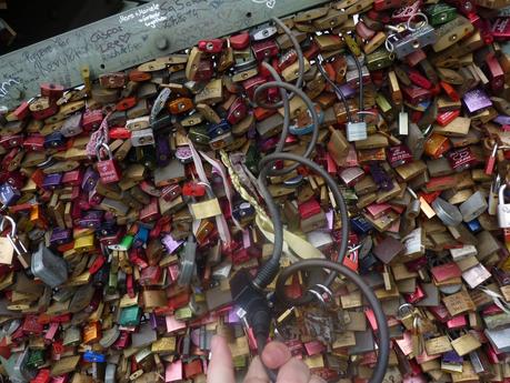 El puente del “amor” (candados) en Colonia