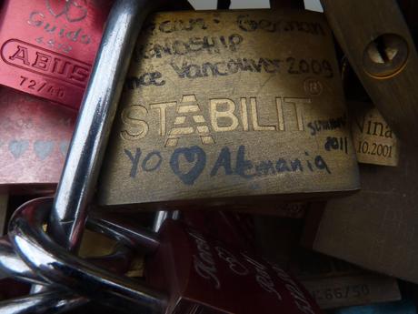El puente del “amor” (candados) en Colonia