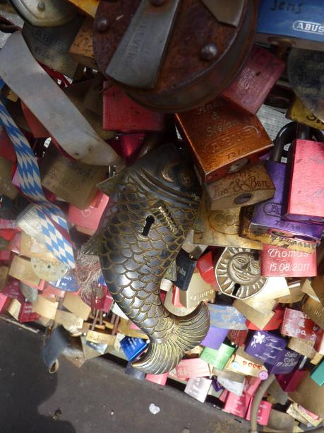 El puente del “amor” (candados) en Colonia