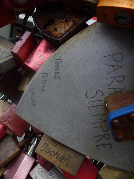 El puente del “amor” (candados) en Colonia